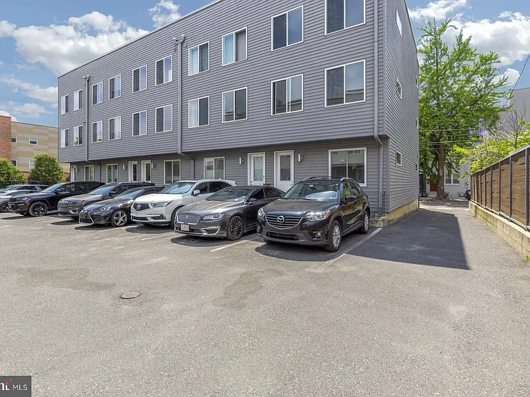 1909 E Hagert St #1 — Photo 32
