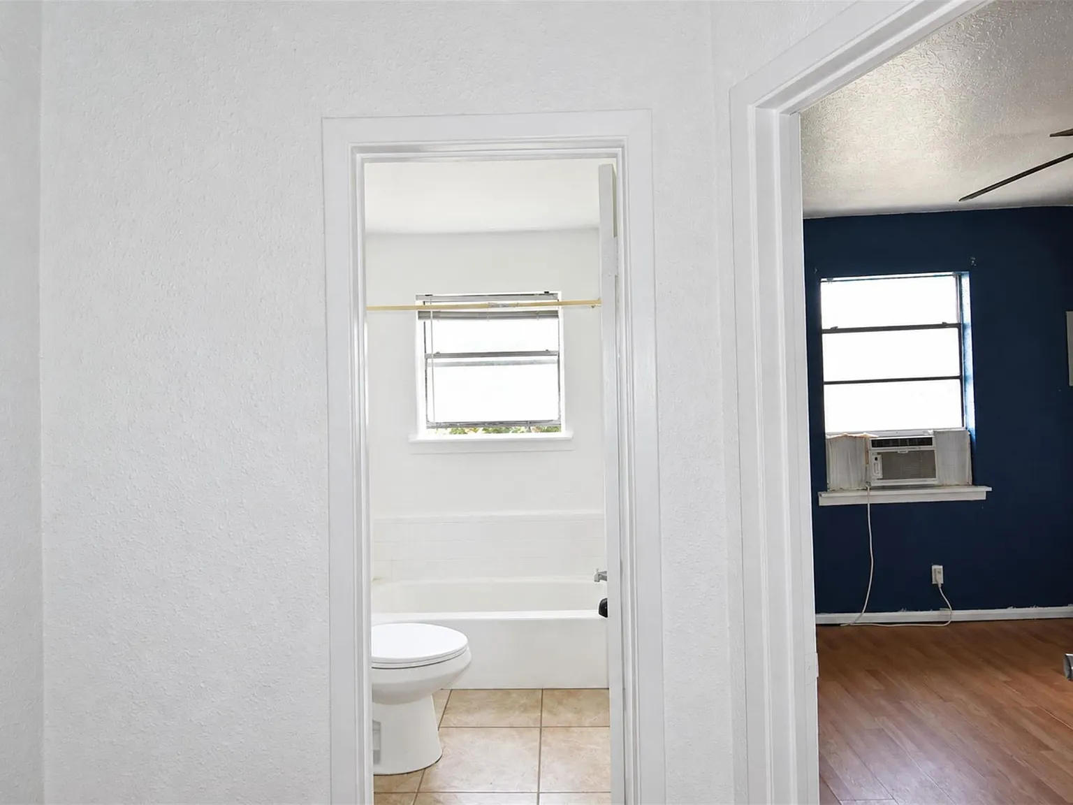 2 bed, 1.0 bath, 6720 sqft, $1,100 — Photo 4