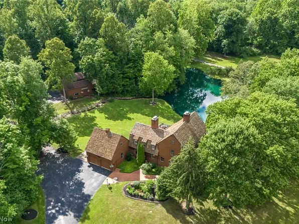 17591 Stockton Ln, Chagrin Falls, OH 44023