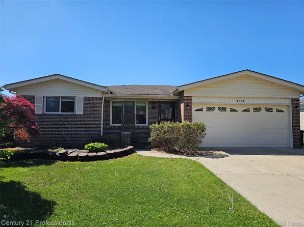 15748 Robert Dr, Macomb, MI 48044