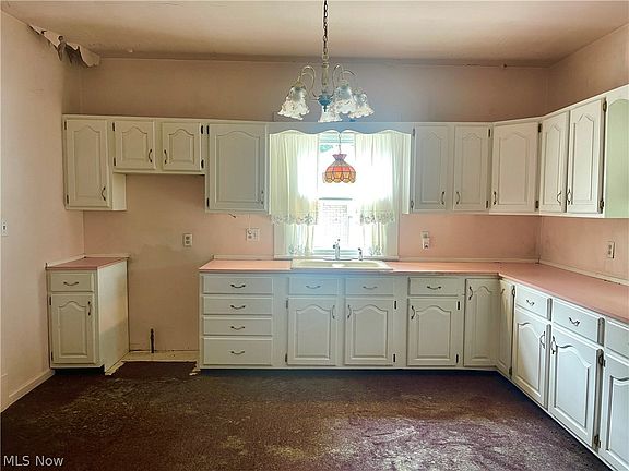 4th image of 2865 Mahoning Ave NW