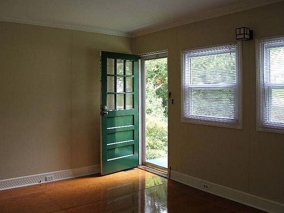 3rd image of 1902 Gladstone Ave