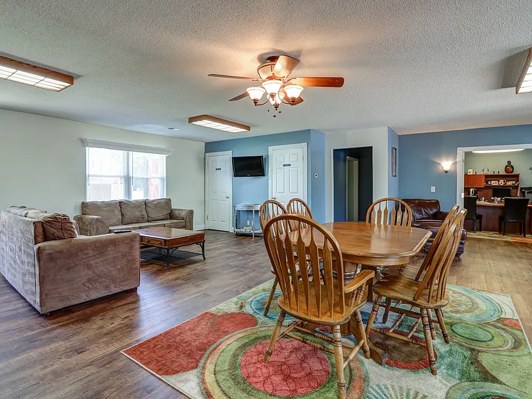 Diamond Valley Apartments — Photo 18