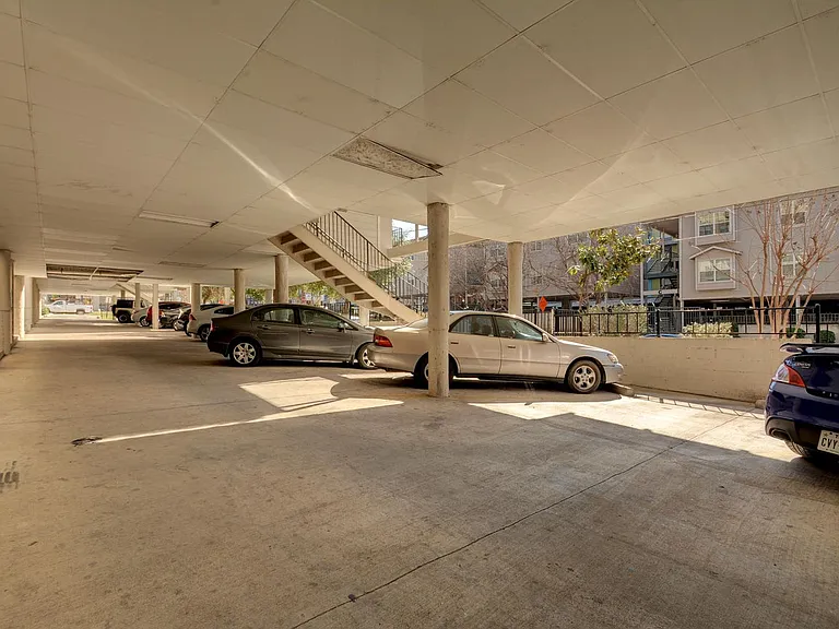 2500 Leon St — Photo 27