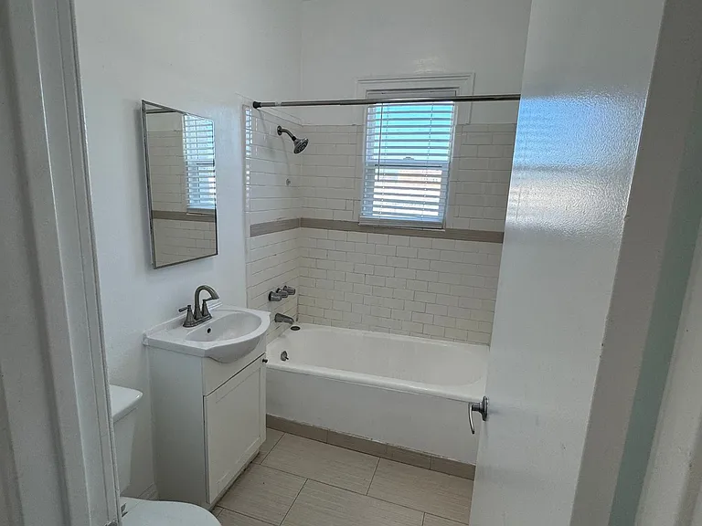 250 N Kenmore Ave #203 — Photo 13