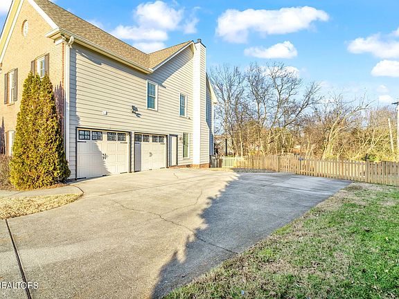 4th image of 706 Concord Farms Ln