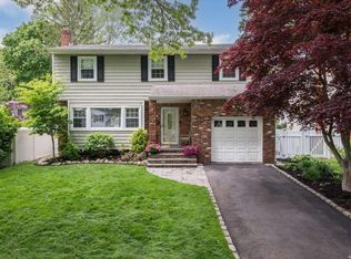 11 Earl Rd, Melville, NY 11747