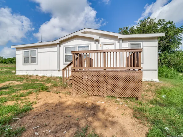 830 County Road 6751, Devine, TX 78016