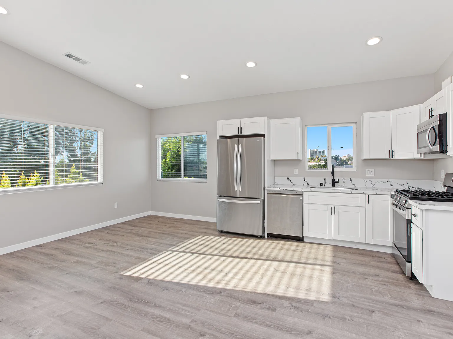 4 bed, 1200 sqft, $5,600 — Photo 3