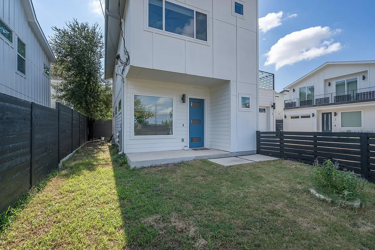 Building Photo - 1419 Montopolis Dr #1