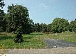 2732 W Hickory Grove Rd, Bloomfield Hills, MI 48302