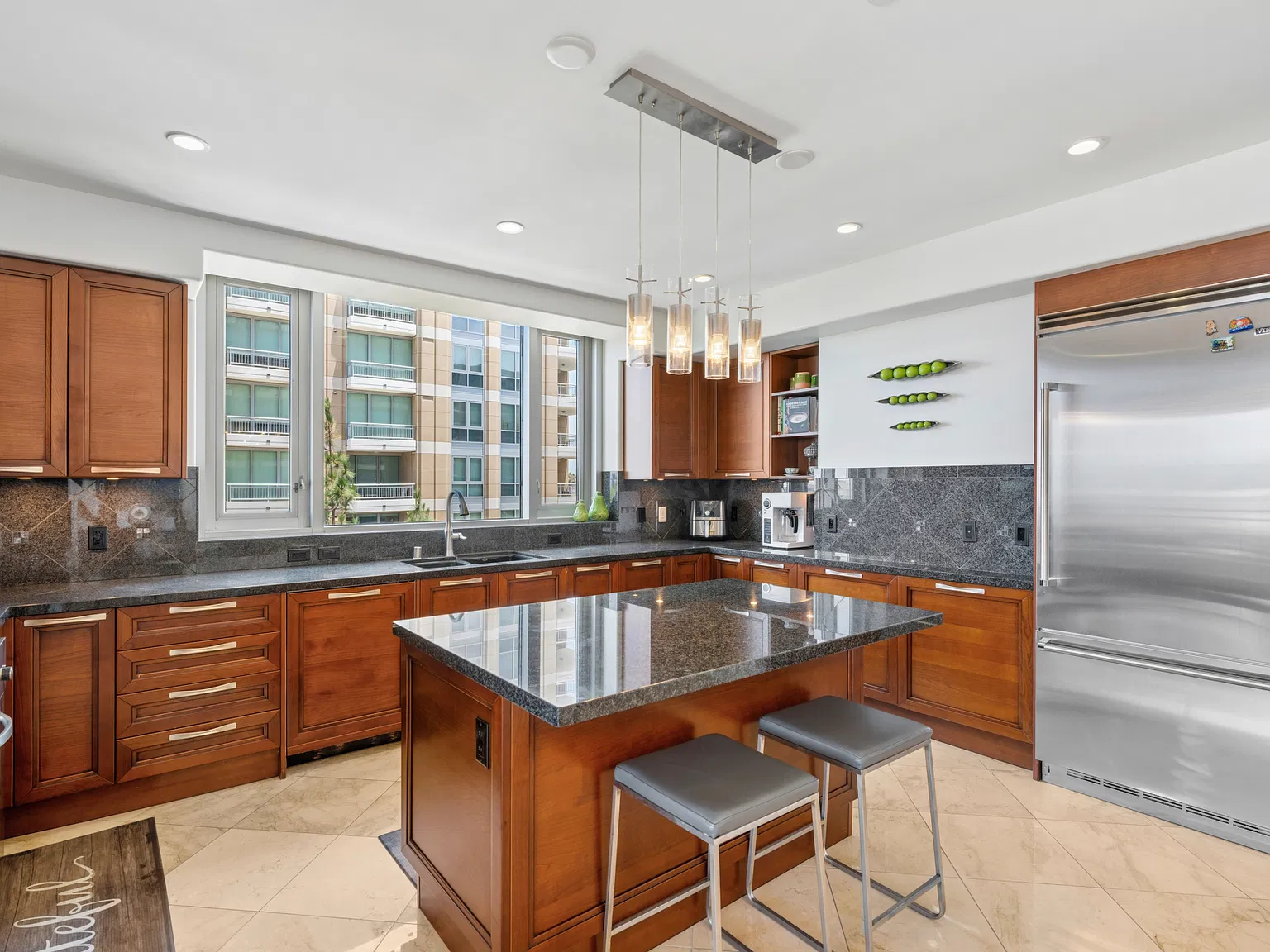 2 bed, 2.5 bath, 1847 sqft, $6,100 — Photo 4