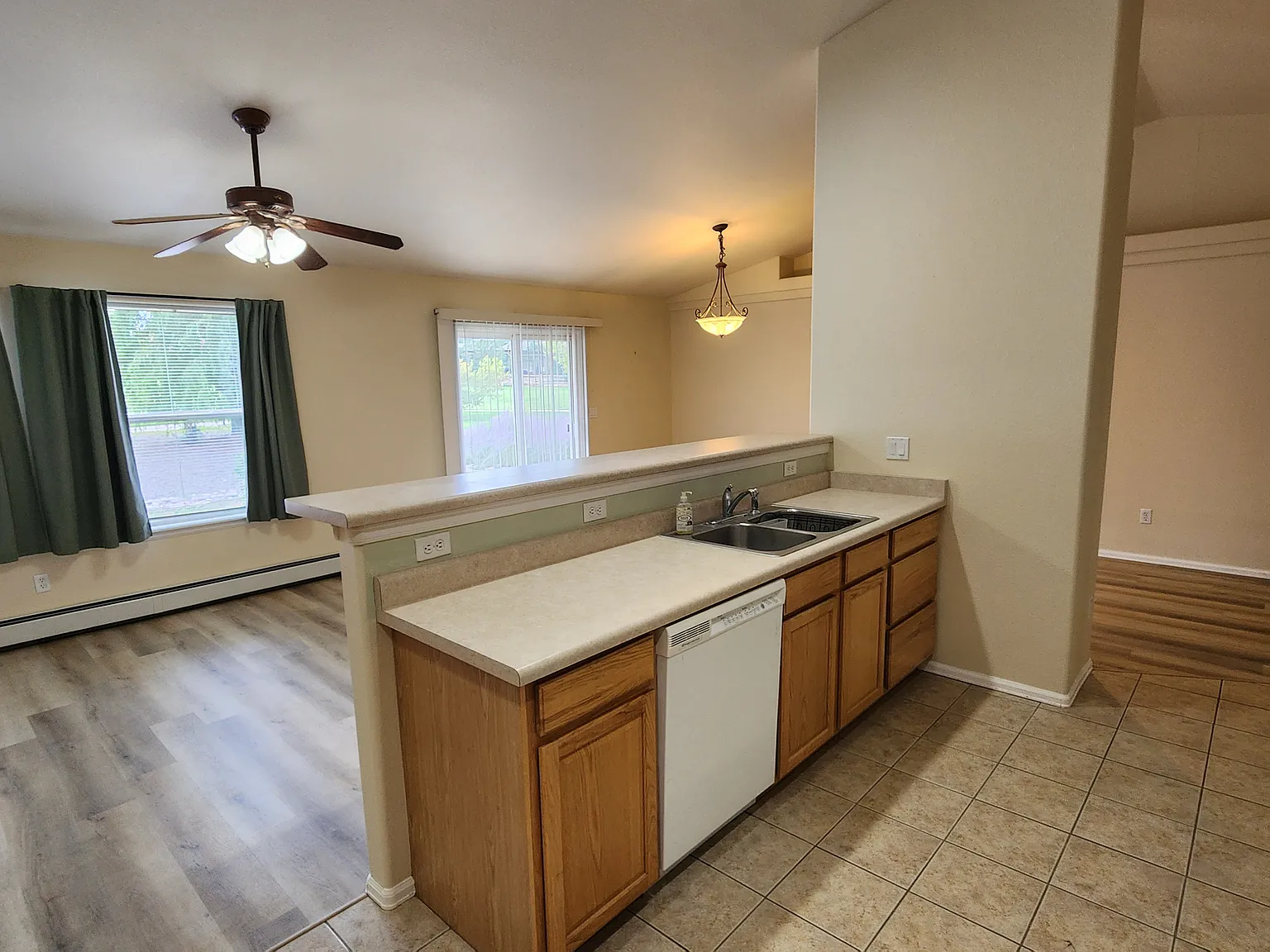 3 bed, 1421 sqft, $1,950 — Photo 2