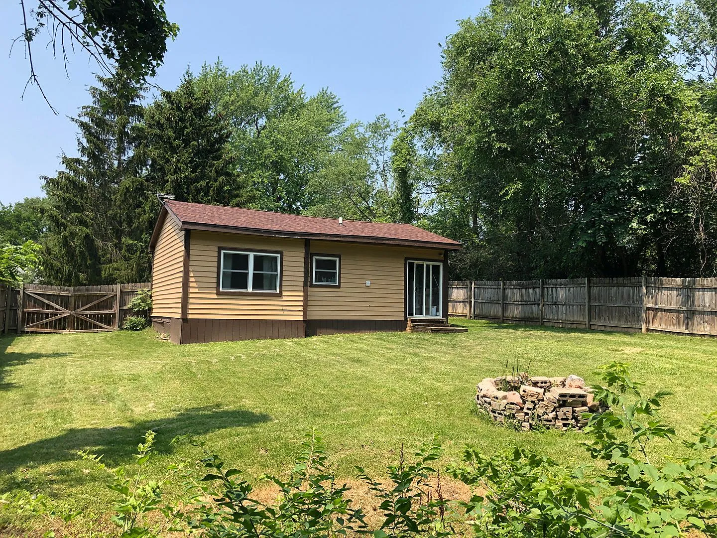 Cute 2 Bedroom in Wonder Lake! Large Fenced Yard! — Photo 2