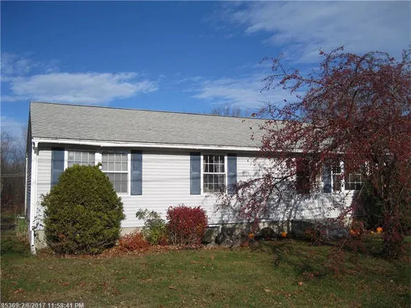 40 Pine St, Newport, ME 04953