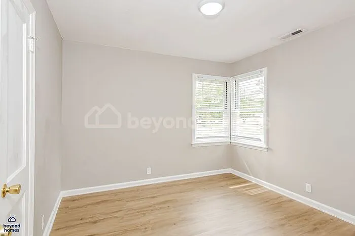 935 James Ave — Photo 9