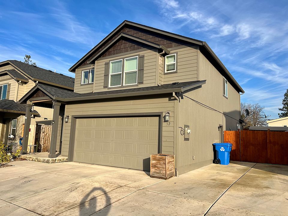 2nd image of 32 Oak Heights Dr