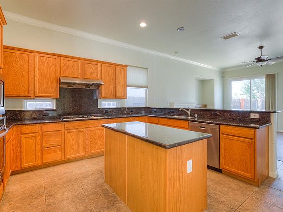 3rd image of 887 Oxford Ct