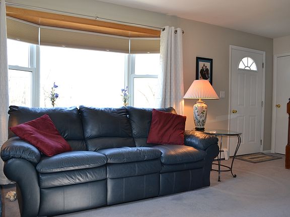 5th image of 72 Geneva Dr