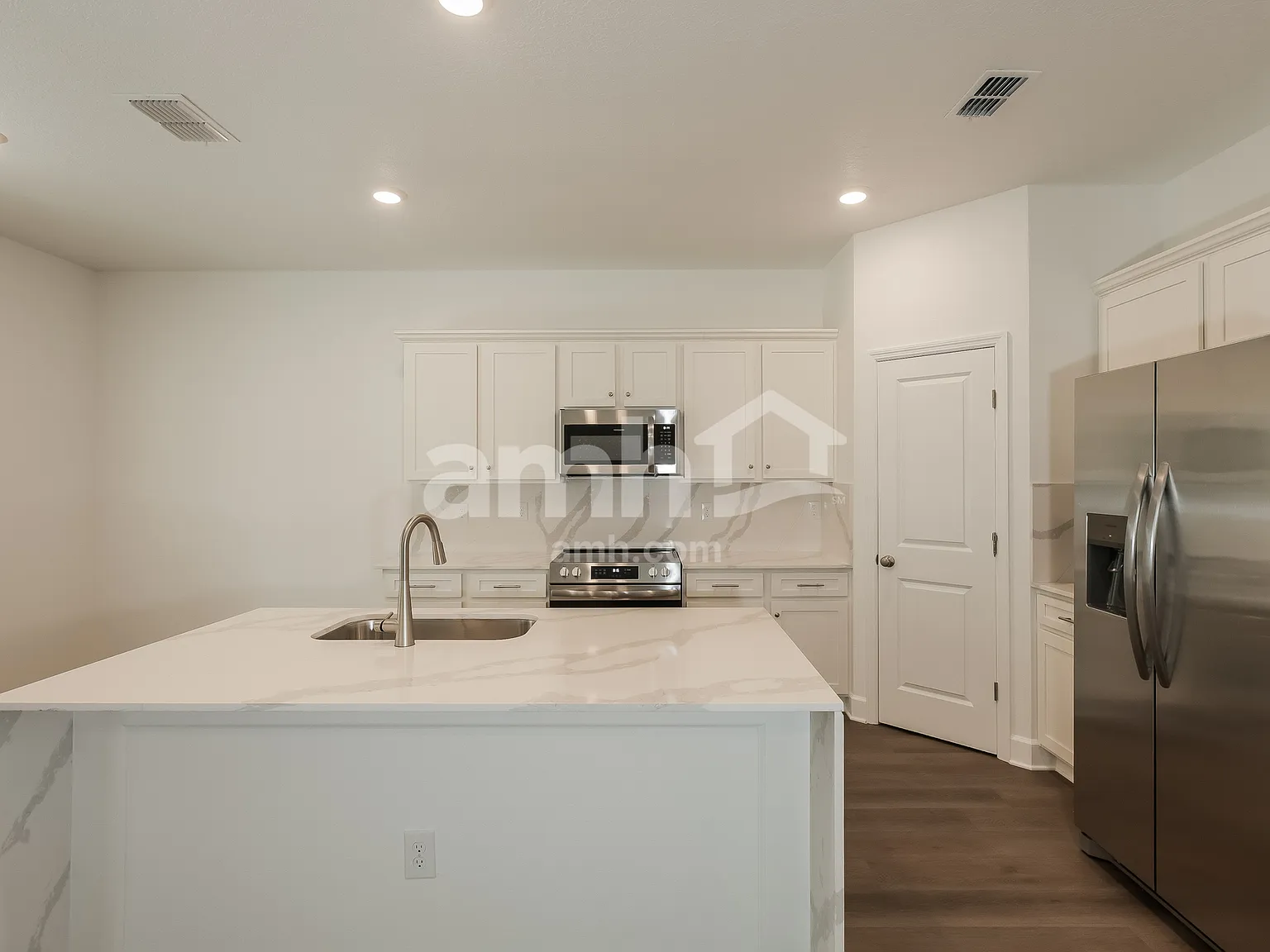 4 bed, 2.5 bath, 2297 sqft, $2,500 — Photo 3