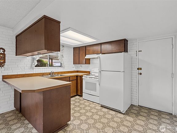 5th image of 214 Tacoma Boulevard N