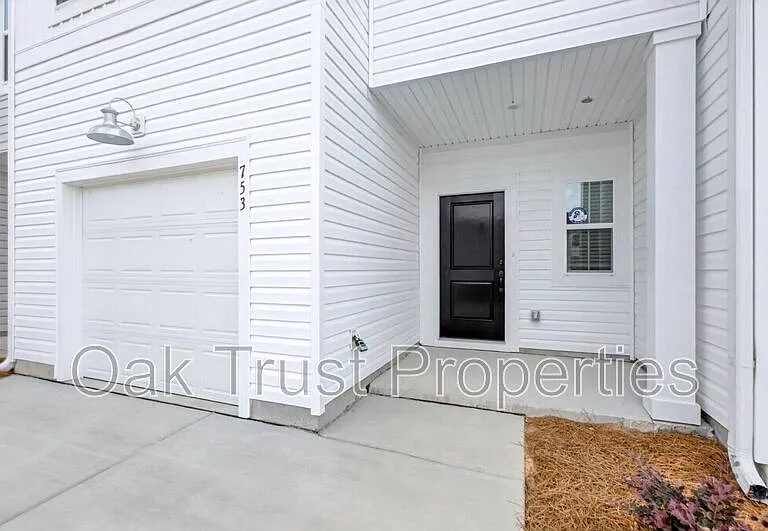 753 Ridgley Dr — Photo 4