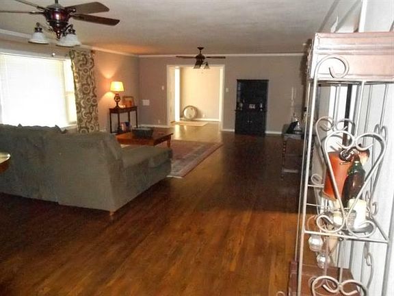 4th image of 902 S Leggett Dr
