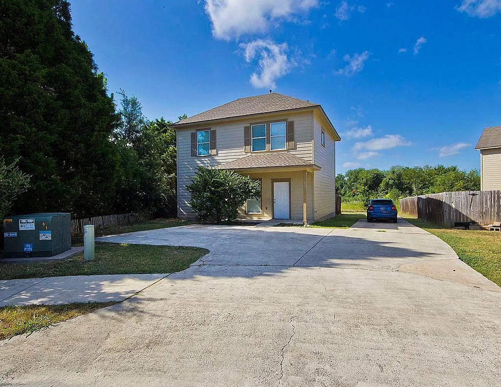 4 bed, 1516 sqft, $2,275 — Photo 2
