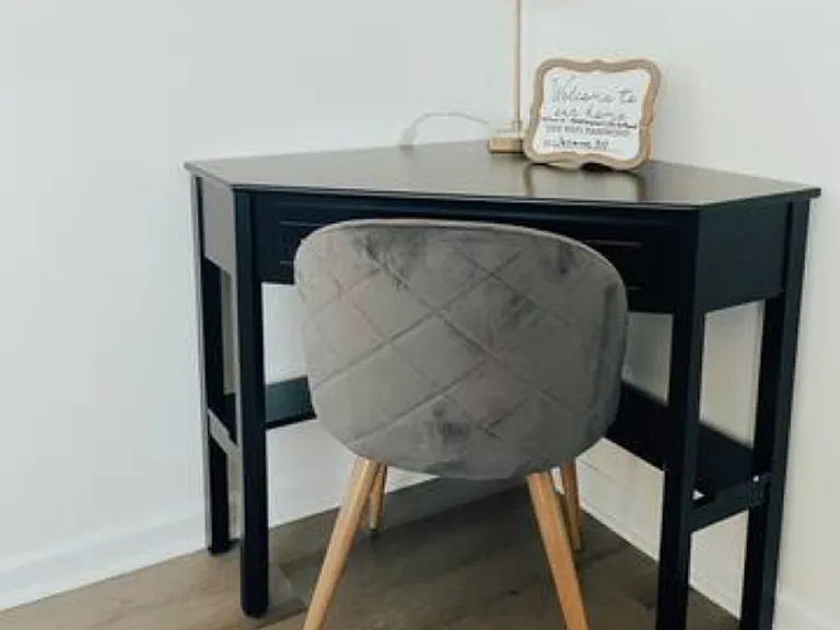 Workstation. Internet included in rent.