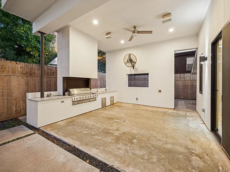 118 Tuam St — Photo 40