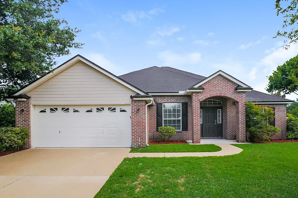3 bed, 2.0 bath, 2095 sqft, $2,335 — Photo 1