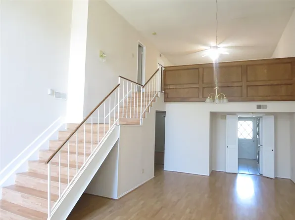 12633 Memorial Dr APT 72, Houston, TX 77024