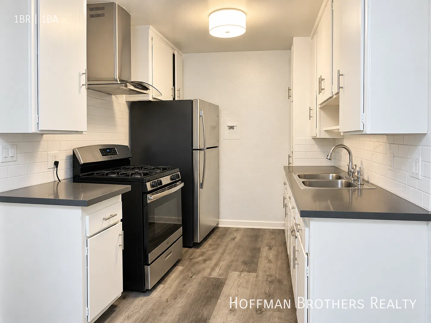Beautifully Designed First Floor 1 Bed With On-Site Laundry and Parking — Photo 2