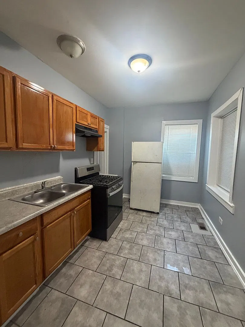851 W Marquette — Photo 1