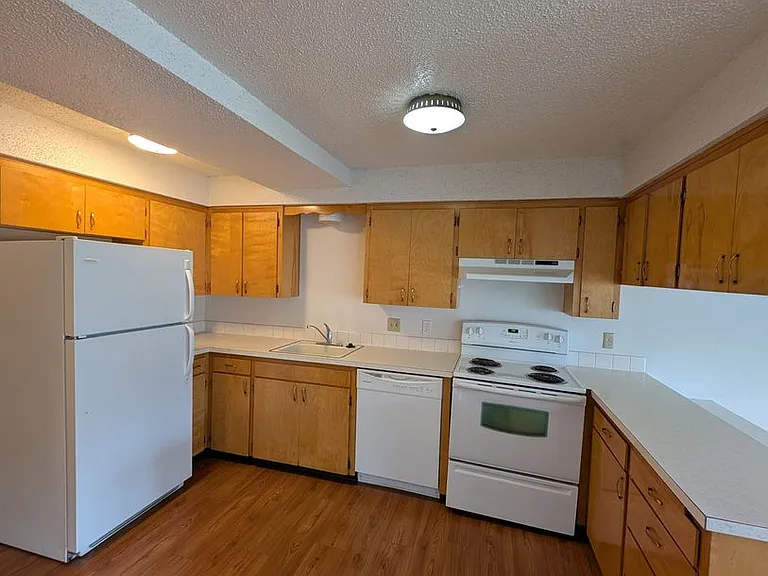 605 S Grand Ave — Photo 9