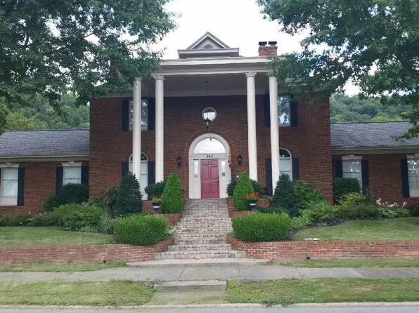317 4th St, Paintsville, KY 41240