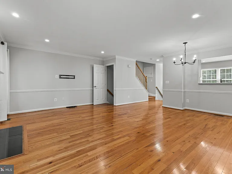 106 Hackley Ct — Photo 6