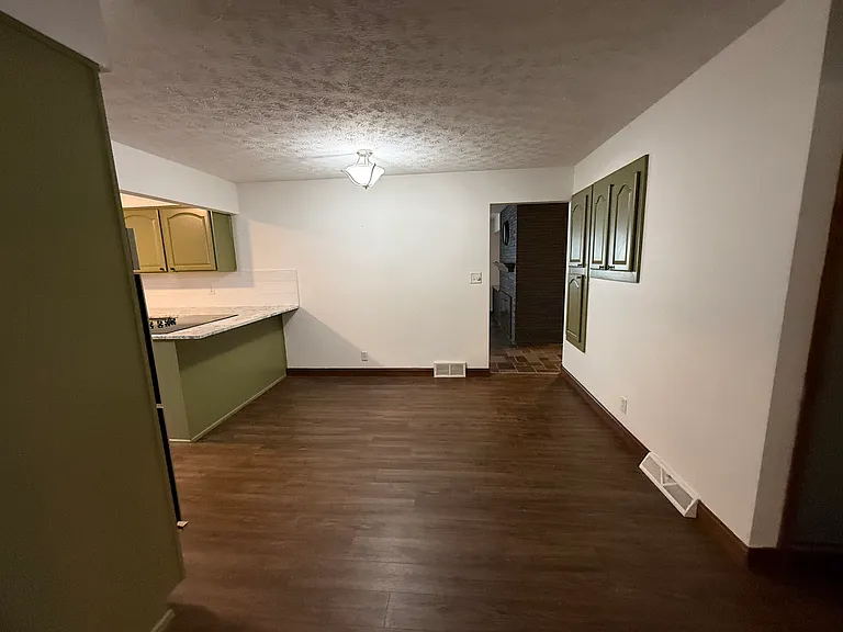 Eat-in kitchen
