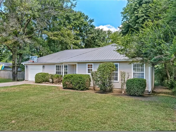 6450 W Double Springs Rd, Fayetteville, AR 72704