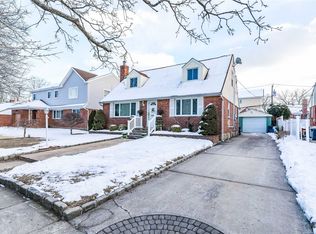 36 Oak Ln, New Hyde Park, NY 11040