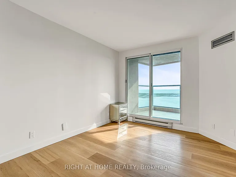 99 Harbour Sq #3008 — Photo 35