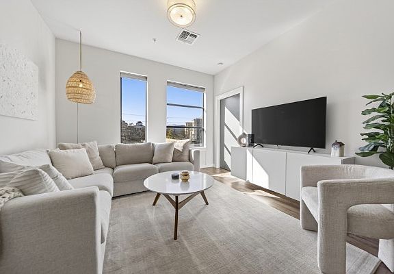 5th image of 1900 12th Ave S #322