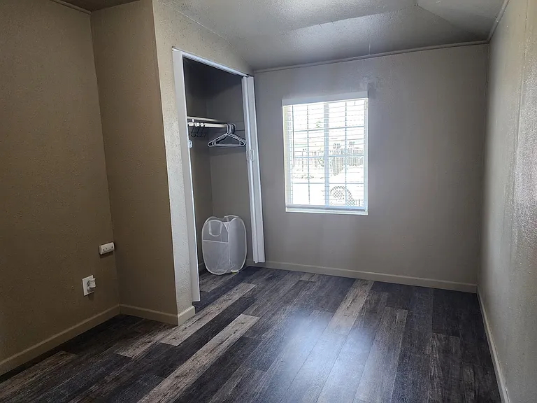 122 Eldridge Ave — Photo 4