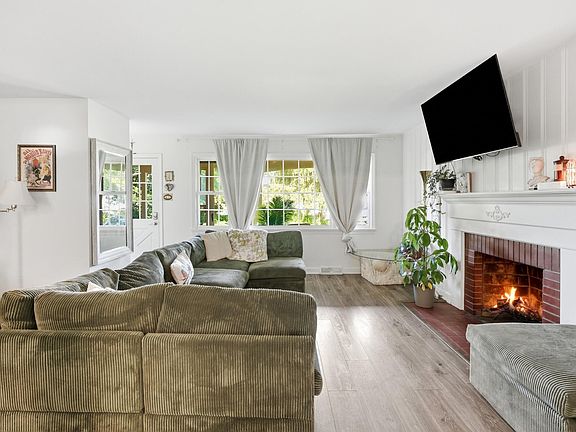 3rd image of 2835 Hart St