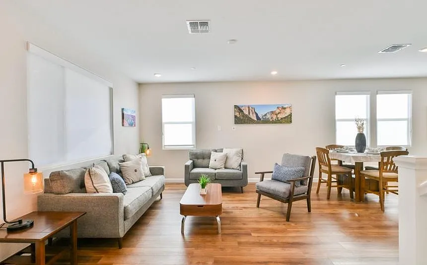 3 bed, 2.5 bath, 1860 sqft, $2,760 — Photo 3