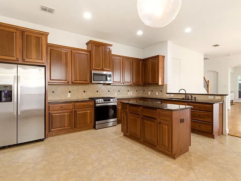 Open kitchen layout to living
