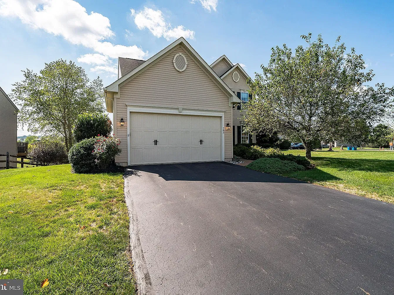 4 bed, 2.5 bath, 2434 sqft, $4,700 — Photo 1
