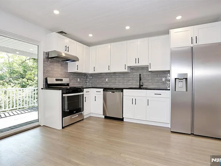105 Hollywood Ave — Photo 7