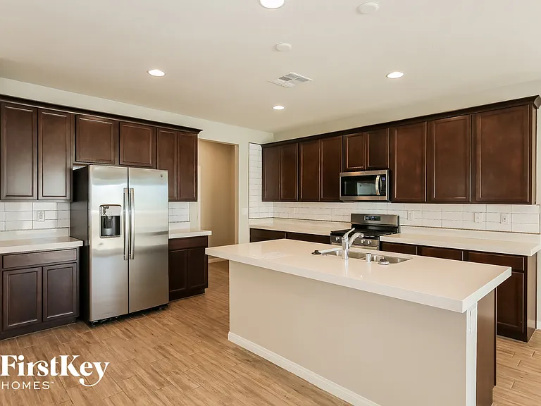 4730 Challenger St — Photo 5