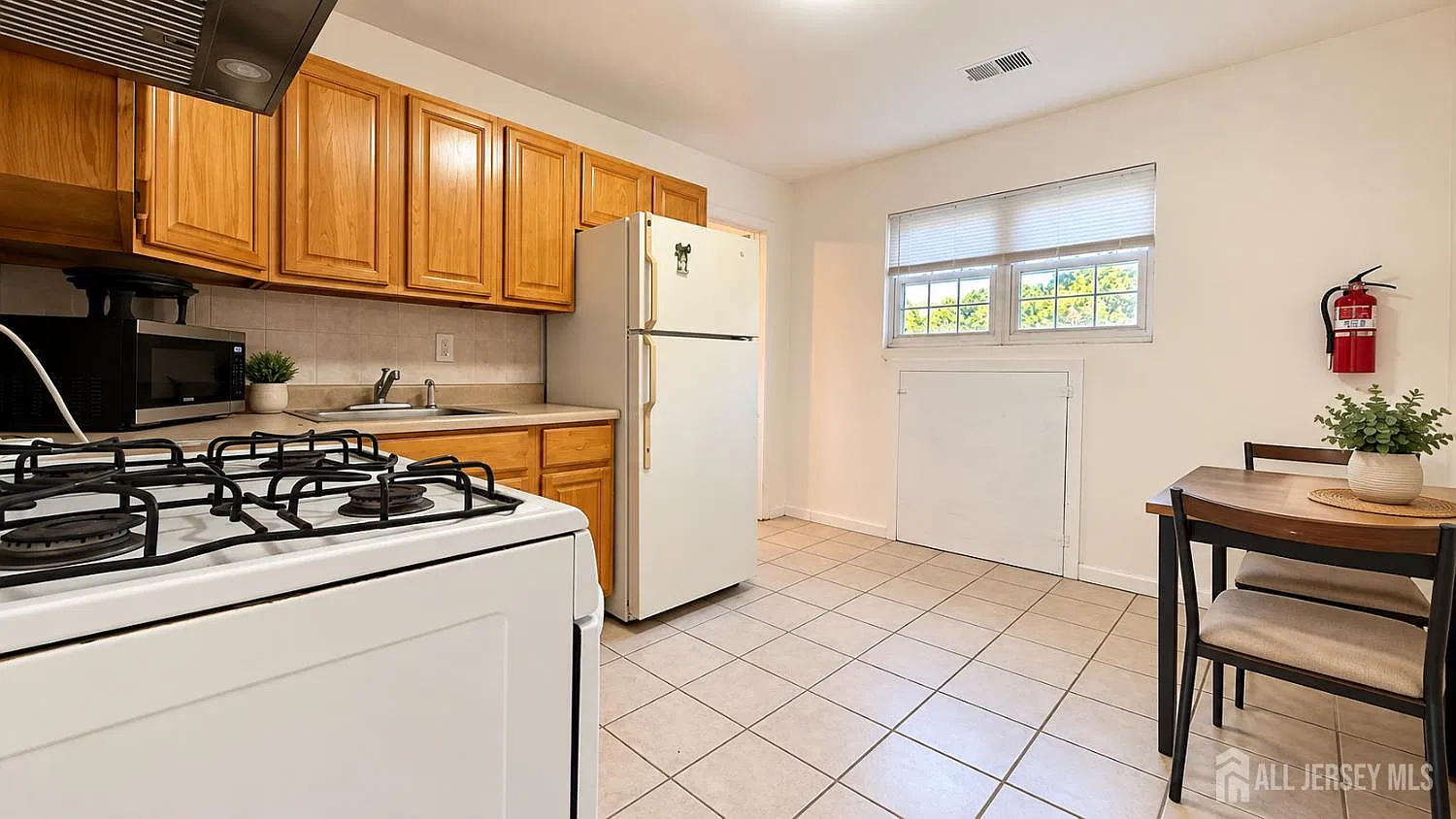 2 bed, 1.0 bath, 884 sqft, $1,900 — Photo 4